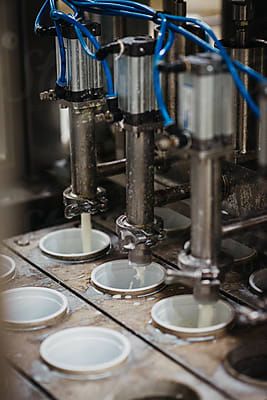 Machine industrielle de remplissage automatique de pots avec produit liquide ou crémeux