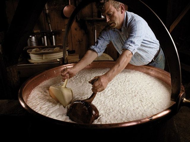 Fabrication artisanale de fromage avec caillage du lait dans un chaudron en cuivre