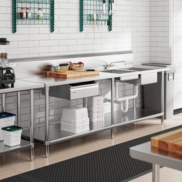 Plan de travail professionnel en inox avec évier intégré et rangements pour cuisine industrielle