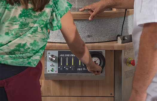 Réglage manuel d’une machine agroalimentaire avec tableau de commande et jauge de pression