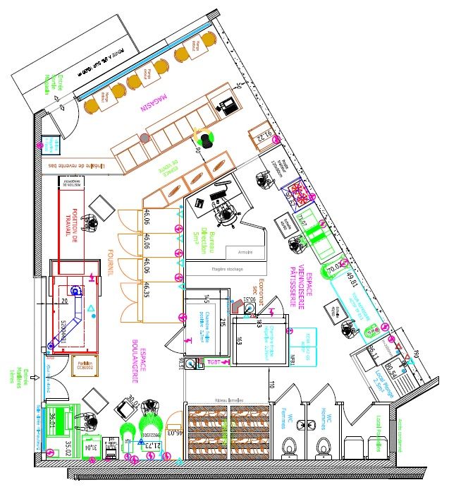 Plan d’aménagement intérieur d’une boulangerie-pâtisserie avec espace de vente, laboratoire de production et zones techniques
