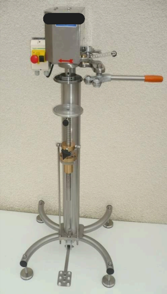 Machine semi-automatique de sertissage et fermeture de bocaux en inox pour l’industrie agroalimentaire