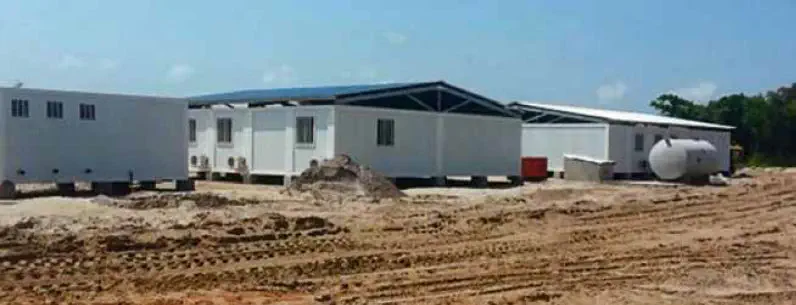 Bâtiments modulaires préfabriqués installés sur chantier, construction PANO LABO