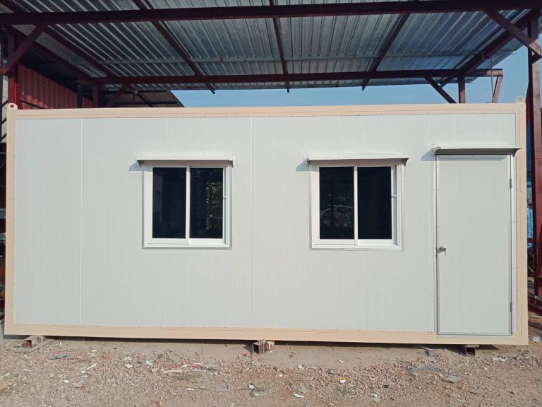 Bâtiment modulaire préfabriqué avec deux fenêtres coulissantes et une porte latérale, solution de construction rapide